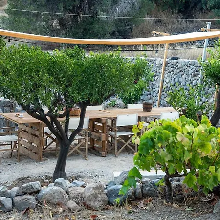 Hébergement de vacances Perivoli A Traditional Eco-accommodation In A Private Cultivated Garden Mandrákion