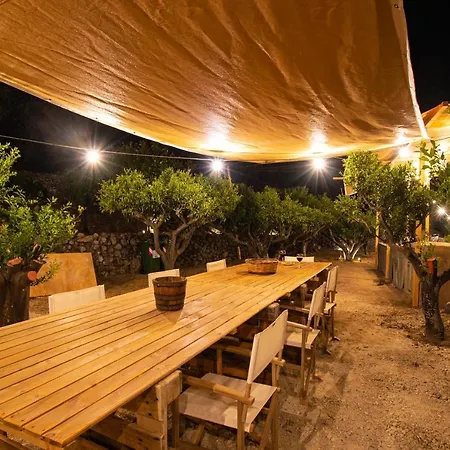 Perivoli A Traditional Eco-accommodation In A Private Cultivated Garden Semesterbostad Mandrákion