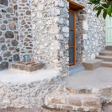 Perivoli A Traditional Eco-accommodation In A Private Cultivated Garden Mandrákion